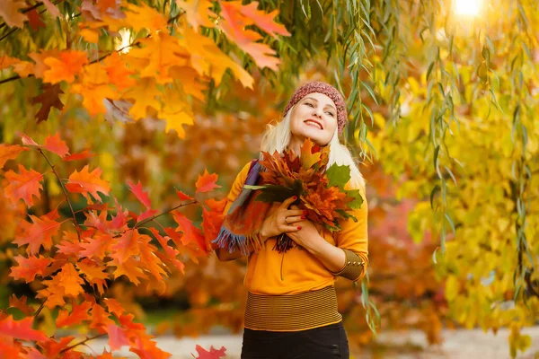 Junge Frau Mit Herbstblättern Der Hand Und Herbst Gelben Ahorn — Stockfoto