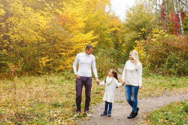 Rodina Dítětem Jít Podzimního Parku — Stock fotografie