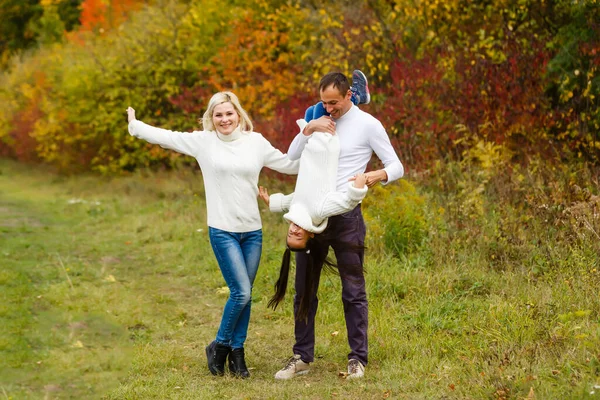 Famiglia Con Bambino Andare Nel Parco Autunnale — Foto Stock