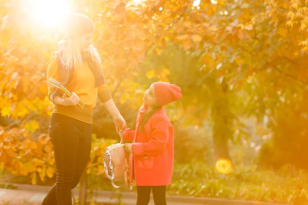 Porträt Einer Jungen Frau Und Ihrer Tochter Herbstpark — Stockfoto