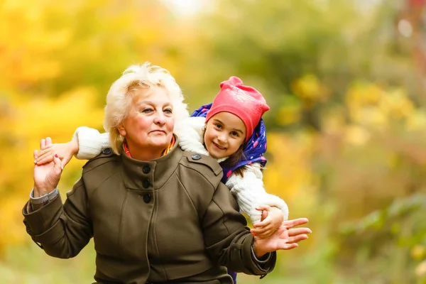 Glückliche Seniorin Und Ein Kleines Mädchen Großmutter Und Enkelin Genießen — Stockfoto