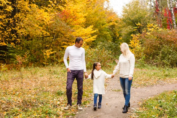 Aile Çocukluk Sezon Insanlar Sonbahar Parkında Mutlu Aile — Stok fotoğraf