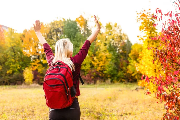 Menina Com Uma Mochila Parque Outono — Fotografia de Stock