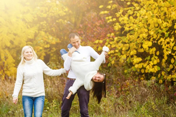 Sonbahar Parkında Güzel Bir Aile Fotoğrafı Güzel Bir Kızı Olan — Stok fotoğraf