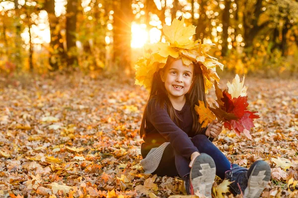 Осінній Сезон Дозвілля Атмосфера Осені Чарівна Усміхнена Школярка Осіннього Листя — стокове фото