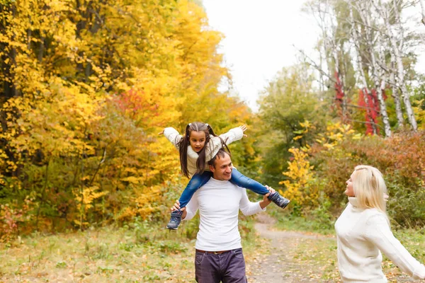 Zdjęcie Pięknej Rodziny Jesiennym Parku Młodzi Rodzice Miłą Uroczą Córką — Zdjęcie stockowe