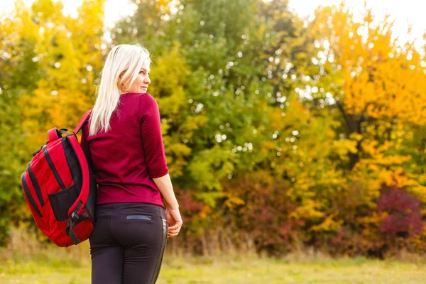 Mulher Turística Viajando Natureza Jovem Mulher Branca Com Mochila Sol — Fotografia de Stock