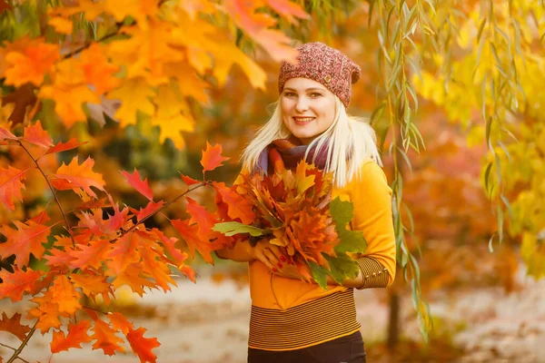 Fashion Woman Autumn Park Holding Yellow Leaf — Stock Photo, Image