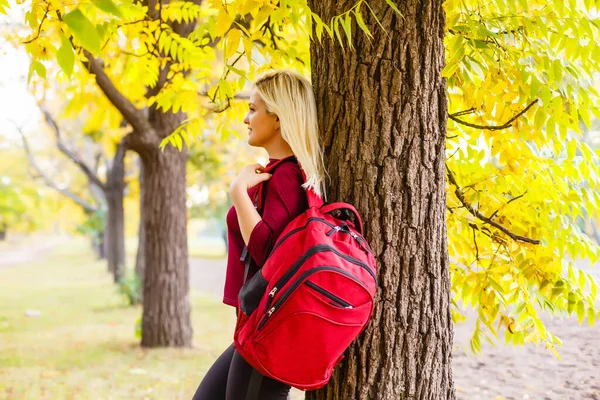 Menina Com Uma Mochila Parque Outono — Fotografia de Stock