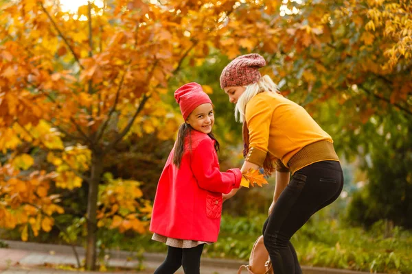 Föräldrar Tar Barn Till Skolan Elever Grundskolan Med Ryggsäck Utomhus — Stockfoto