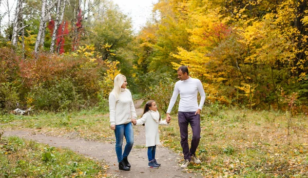 Imagem Família Encantadora Parque Outono Pais Jovens Com Boa Filha — Fotografia de Stock