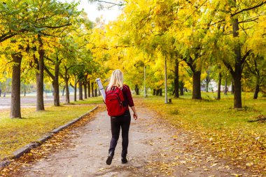 Bir fincan sıcak kahve ya da sonbahar sarı yapraklı çay