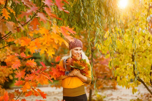 Jovem Mulher Com Folhas Outono Mão Queda Amarelo Bordo Jardim — Fotografia de Stock