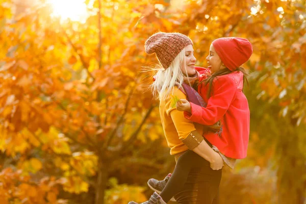 一个年轻女子和她的女儿在秋天公园的肖像 — 图库照片