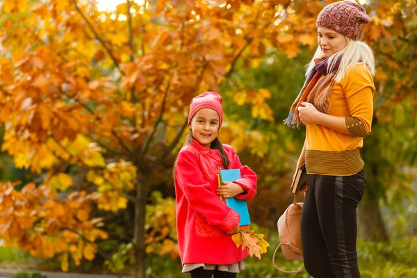 Jonge Mooie Moeder Begeleidt Haar Dochter Naar Eerste Klas — Stockfoto