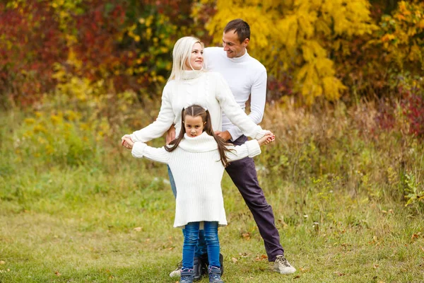 Család gyermekkel megy az őszi parkba — Stock Fotó