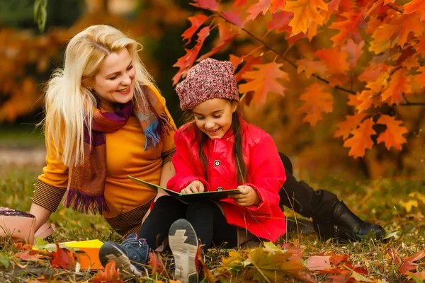 Photo Mode Plein Air Jeune Belle Dame Entourée Feuilles Automne — Photo