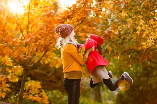 Ritratto Una Giovane Donna Sua Figlia Nel Parco Autunnale — Foto Stock