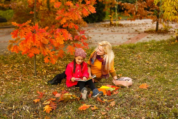 Фотография Молодой Красивой Девушки Окружении Осенних Листьев — стоковое фото