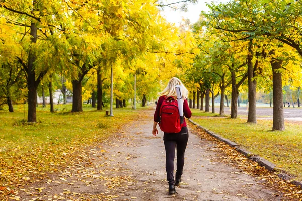 Menina Com Uma Mochila Parque Outono — Fotografia de Stock