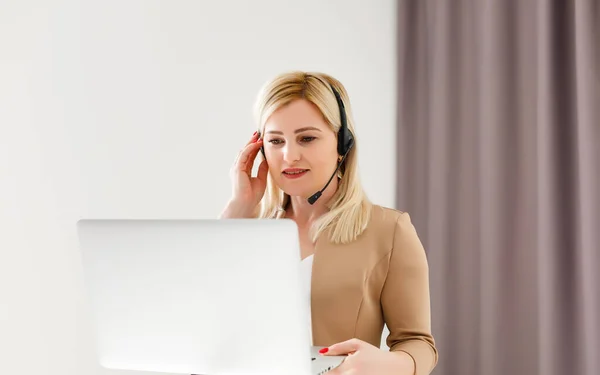 Femme Joyeuse Porter Casque Rire Utilisant Ordinateur Portable Vidéo Flux — Photo