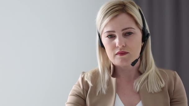 自信のある女性のオフィスワーカーは ノートパソコンを見てヘッドセット会議ビデオ通話を着用しています 遠くのリモートチャットで通信ウェブカメラに話す若い実業家の顧客サービスマネージャー — ストック動画