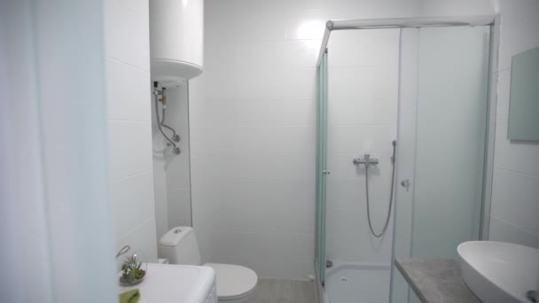 Cuarto de baño tradicional Fregadero Detalle Aumento. vista se mueve hacia arriba en un ángulo por encima de un lavabo y la vanidad en un baño — Vídeo de stock