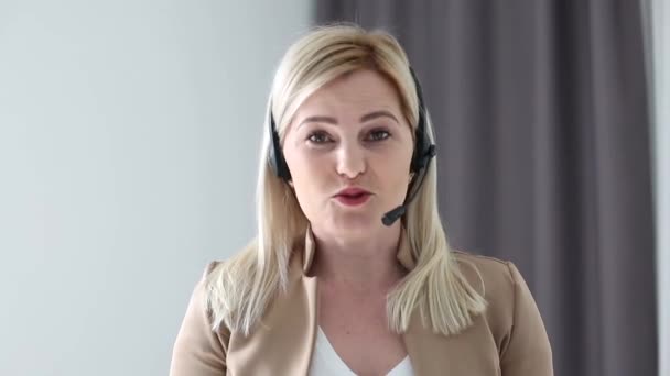 Självsäker Kvinnlig Kontorsarbetare Bär Headset Konferensvideo Samtal Tittar Bärbar Dator — Stockvideo
