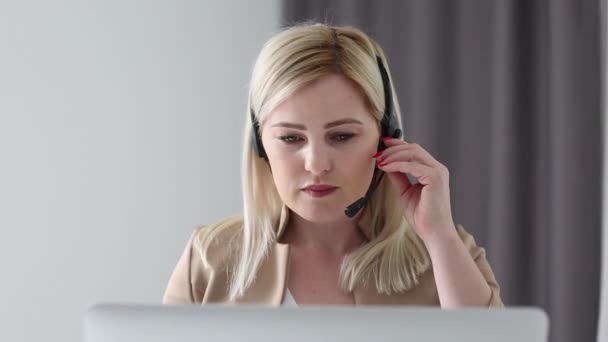 Trabalhadora Escritório Feminina Confiante Usa Fone Ouvido Chamada Vídeo Conferência — Vídeo de Stock