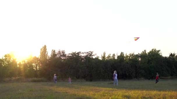 Діти Бігають Вершину Пагорба Літаючим Змієм Руці Повільний Рух Сонячний — стокове відео