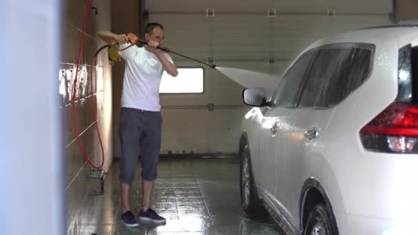 主动的人用水压力和高压来洗车 长途旅行后的服务和洗车 — 图库视频影像