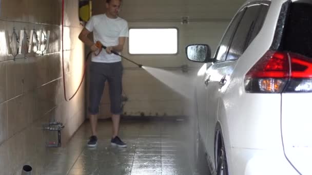 主动的人用水压力和高压来洗车 长途旅行后的服务和洗车 — 图库视频影像
