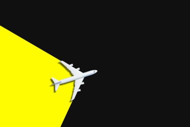 Beyaz uçak, renkli arka planda fotokopi alanı olan uçak. Üst manzara, düz yatış. Asgari tasarım, 3D tasarım. Seyahat, tatil konsepti.