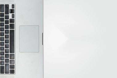 Beyaz arkaplan masasında açık laptop izole edildi.