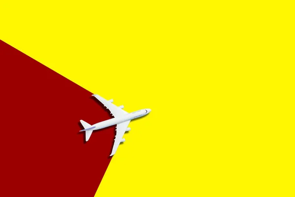 Белый Самолет Самолет Цветном Фоне Копировальным Пространством Вид Сверху Плоский — стоковое фото