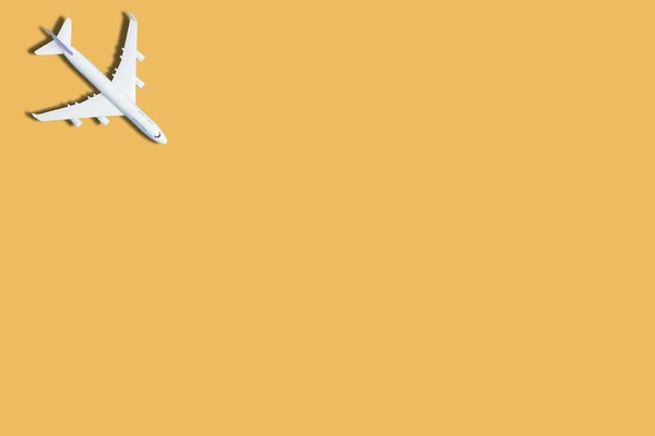 黄色背景的微型玩具飞机 坐飞机旅行 — 图库照片