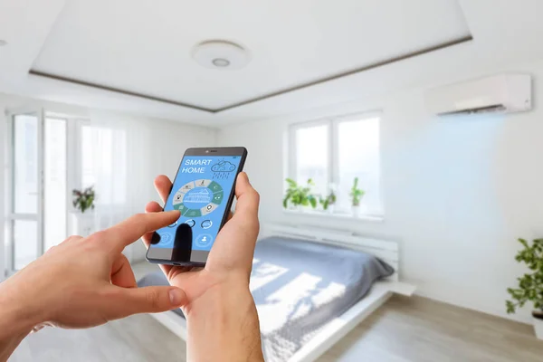Έξυπνο Σπίτι Οικιακός Αυτοματισμός Συσκευή Εικονίδια Εφαρμογών Άνθρωπος Χρησιμοποιεί Smartphone — Φωτογραφία Αρχείου