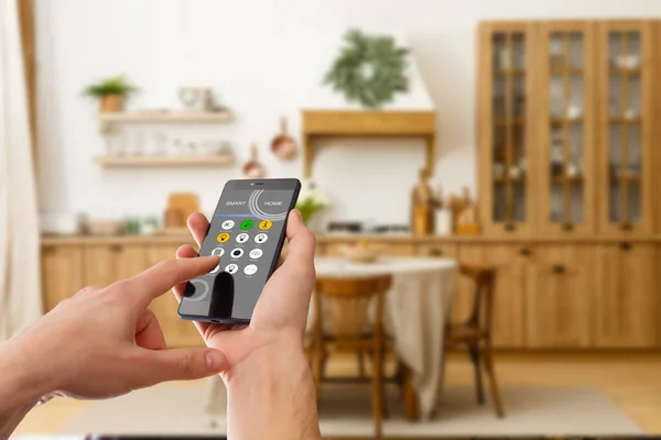 Inteligentny Dom Automatyka Domowa Urządzenie Ikonami Aplikacji Mężczyzna Używa Smartfona — Zdjęcie stockowe