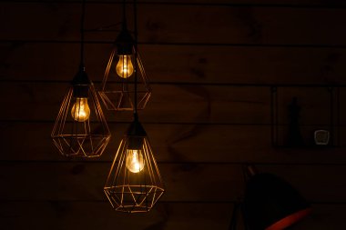 Gece bir saat yanıyor.