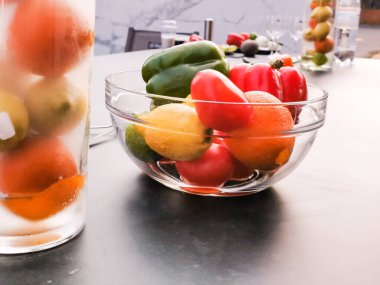 Masada bir kase meyve.