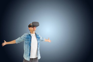 Sanal gerçeklik gözlüğü takan adam. Stüdyo çekimi, gri sırtüstü