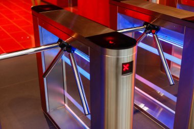 Tahta bir masanın üstünde duran bir dizüstü bilgisayar.