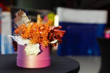 Masada duran çiçekli vazonun yakın çekimi. Yüksek kalite fotoğraf