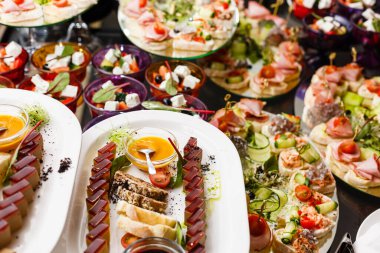 Tabakta bir sürü yemek. Yüksek kalite fotoğraf