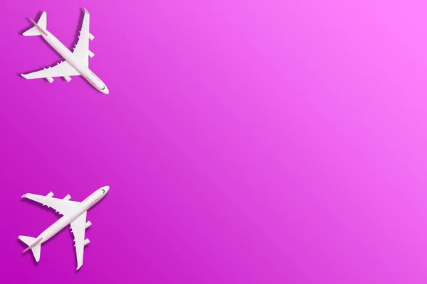 粉红背景的飞机外形 — 图库照片