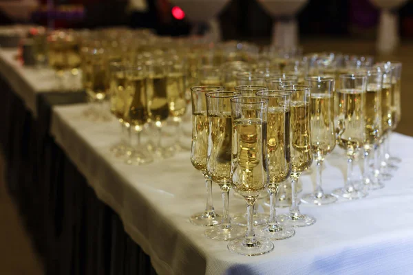 Una Fila Copas Vino Una Mesa Foto Alta Calidad —  Fotos de Stock