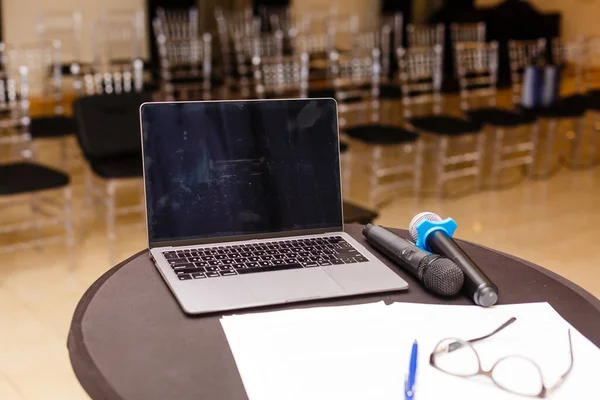 Ein Laptop Auf Einem Tisch Hochwertiges Foto — Stockfoto