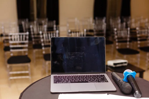 Eine Großaufnahme Eines Laptops Der Auf Einem Tisch Sitzt Hochwertiges — Stockfoto