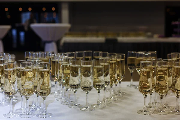 Een Rij Wijnglazen Een Tafel Hoge Kwaliteit Foto — Stockfoto