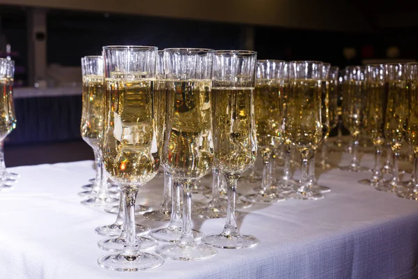 Szklankę wypełnioną kieliszkami wina — Zdjęcie stockowe
